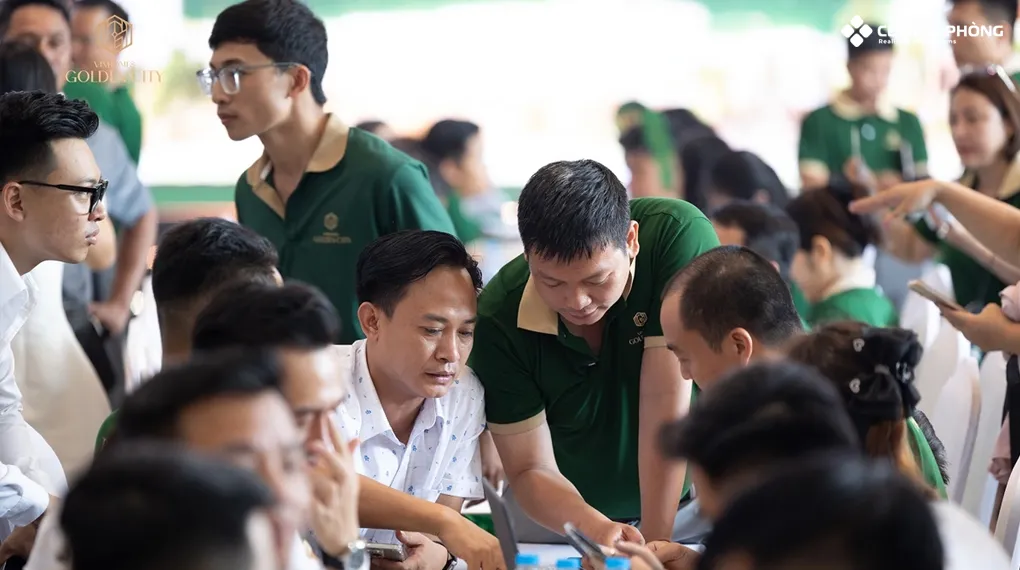 Khách hàng, Sale đang trao đổi về dự án Vinhomes Golden City